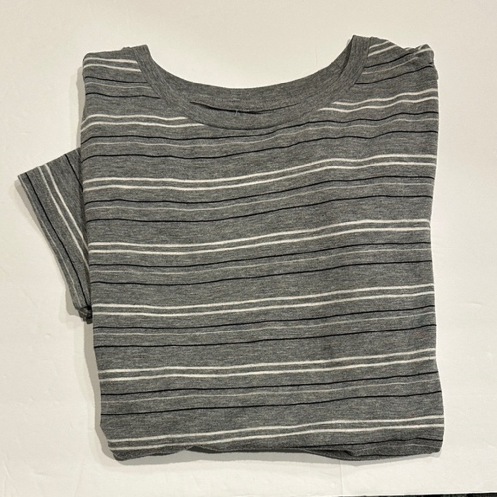 Mossimo gray/white/navy blue crew neck t-shirt, top size medium